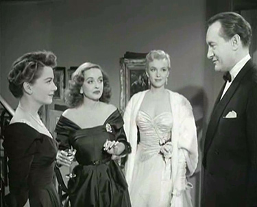 Marilyn Monroe in una scena di Eva contro Eva (All about Eve)